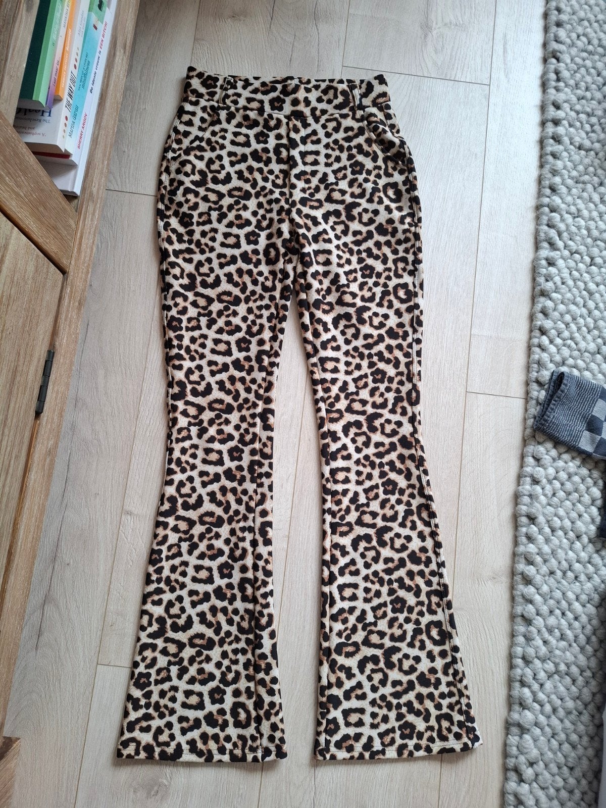Nieuwe flared broek met luipaardprint - Maat S/M, Bruin, Nieuw, Ophalen of Verzenden, Maat 36 (S)