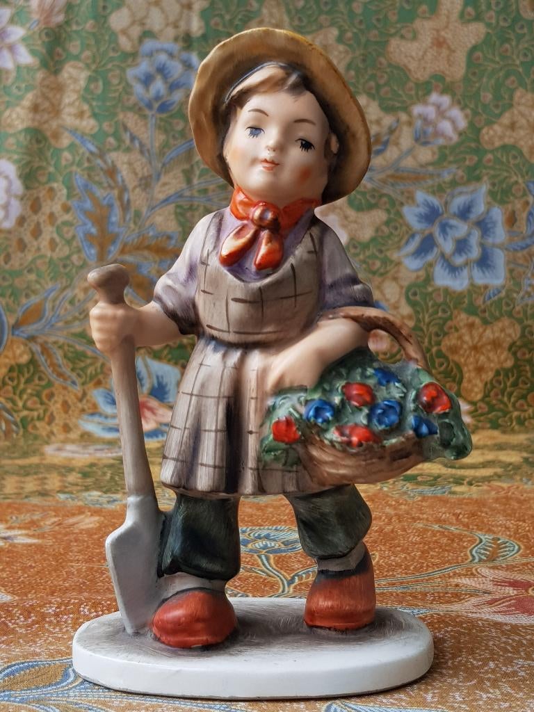 Meisje met schep mooi oud Friedel beeldje uit Duitsland., Ophalen of Verzenden