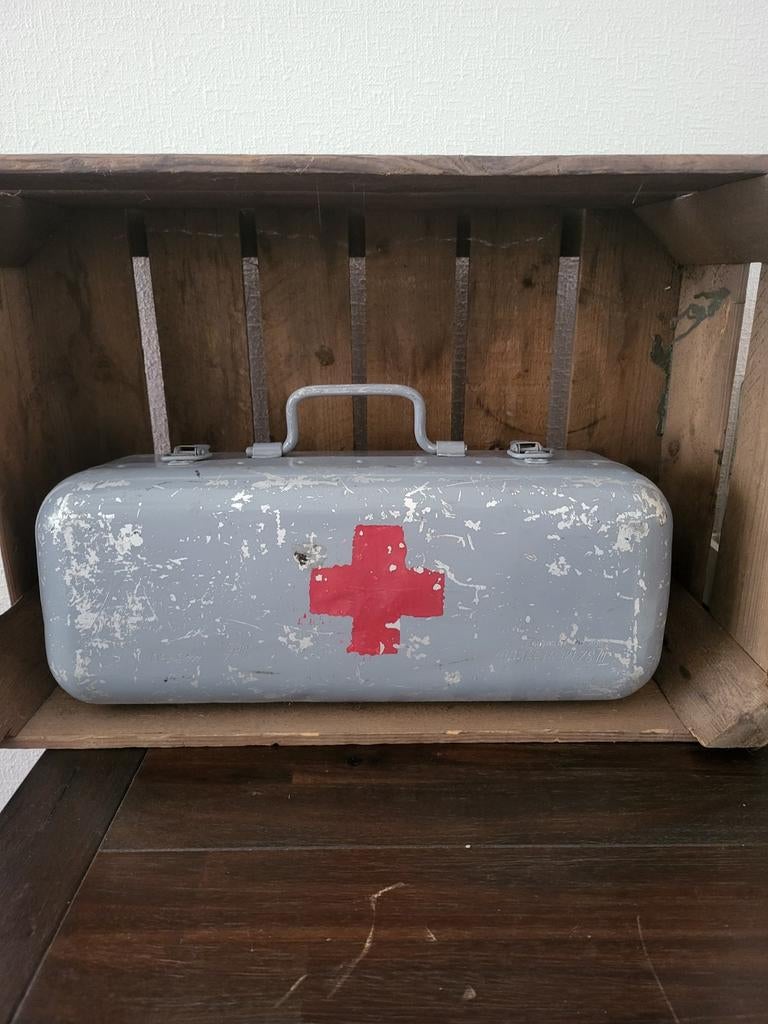 Vintage Hongaarse EHBO-doos met originele inhoud, Antiek en Kunst, Ophalen of Verzenden