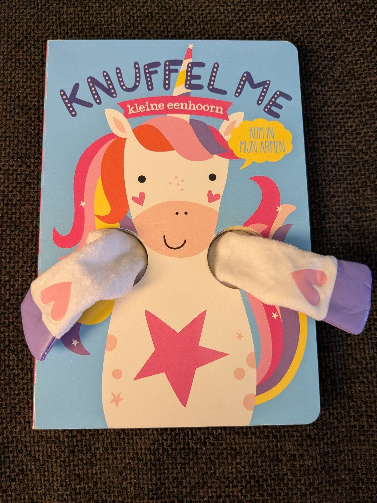 Knuffel me Kleine Eenhoorn - Kartonboek, Ophalen of Verzenden, Zo goed als nieuw