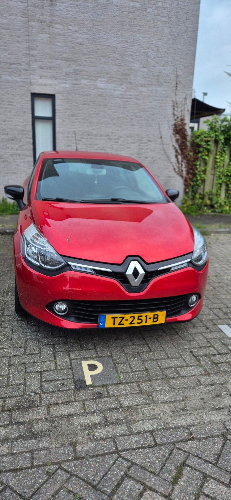Renault Clio 0.9 TCE 90 5D ECO 2015 Rood, Voorwielaandrijving, 898 cc, 40 €/maand, 540 kg