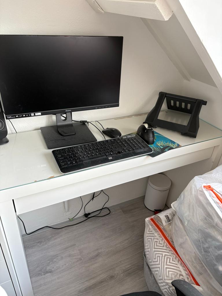 IKEA Malm Bureau - Wit met glasplaat, Huis en Inrichting, Bureaus, Gebruikt, Computerbureau, IKEA, Modern, Spaanplaat of MDF, Wit