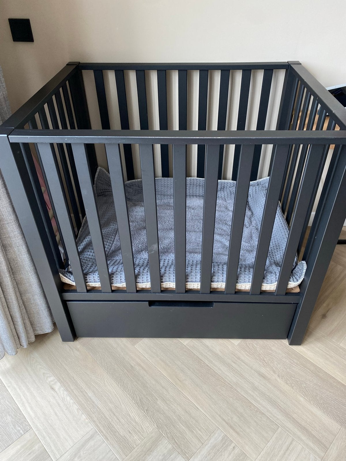 Zwarte babybox met lade en Koeka boxkleed (grijs/beige), Kinderen en Baby's, Boxen, Ophalen, Zo goed als nieuw, Rechthoekig, Boxkleed
