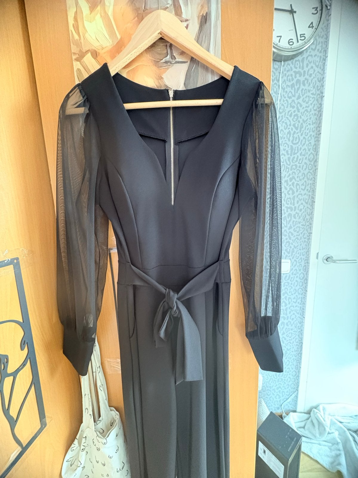 Elegante zwarte jumpsuit met transparante mouwen, Verzenden, Zo goed als nieuw, Maat 38/40 (M), Zwart