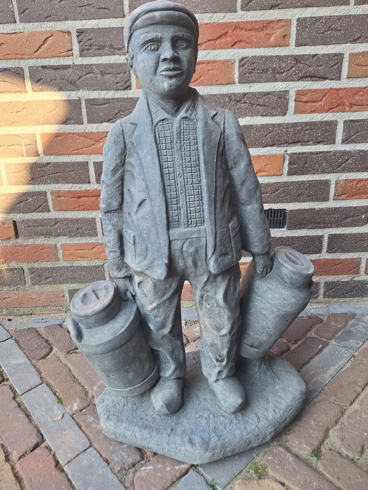 Betonnen beeld boer met melkbussen - 60 cm hoog, Tuin en Terras, Ophalen, Nieuw, Beton, Mensenbeeld