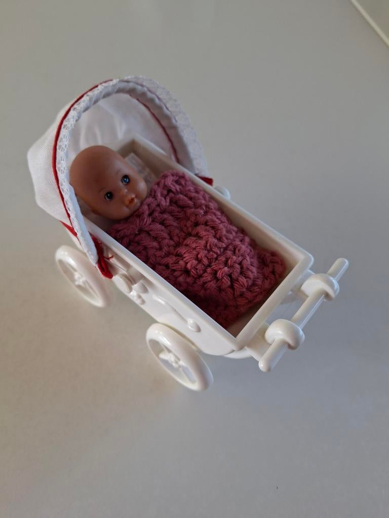 Kinderwagen + popje., Verzamelen, Poppenhuizen en Toebehoren, Ophalen of Verzenden, Zo goed als nieuw, Popje