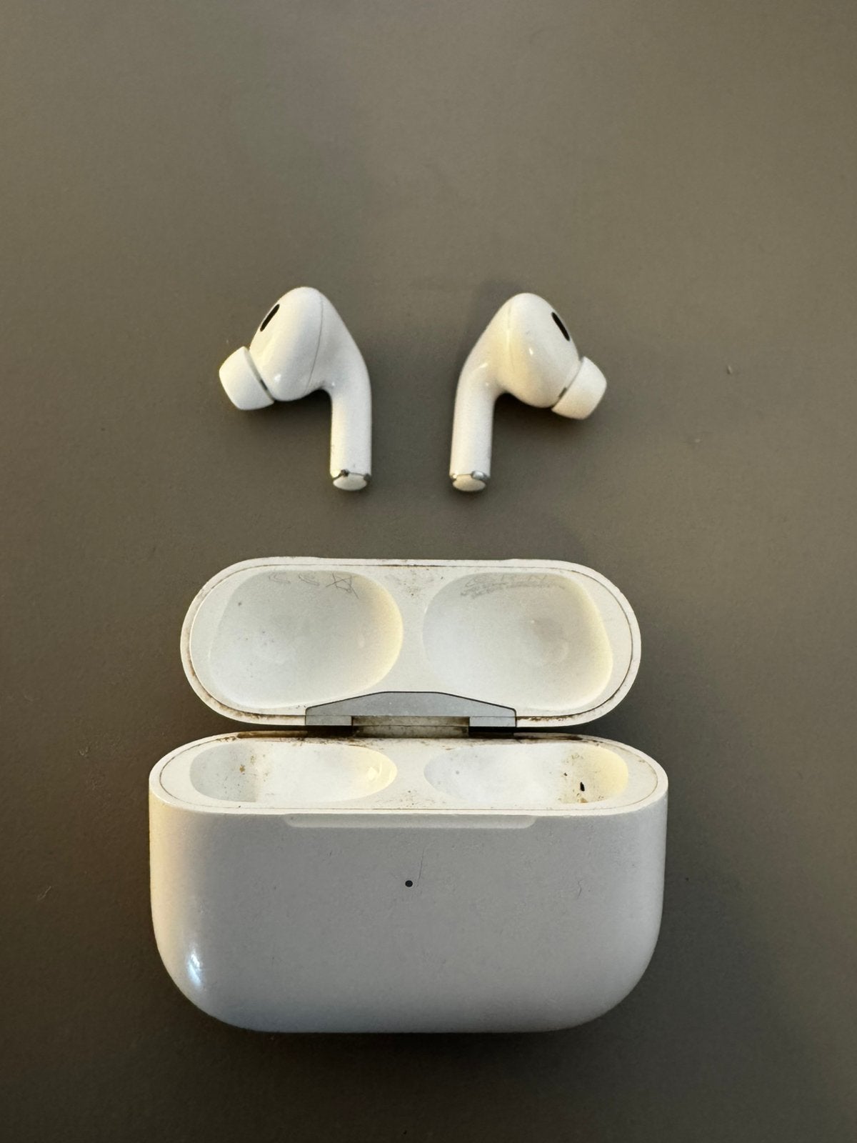 Apple AirPods Pro 2 Lightning – L oortje + case – R defect, Gebruikt, In gehoorgang (in-ear), Ophalen of Verzenden, Apple