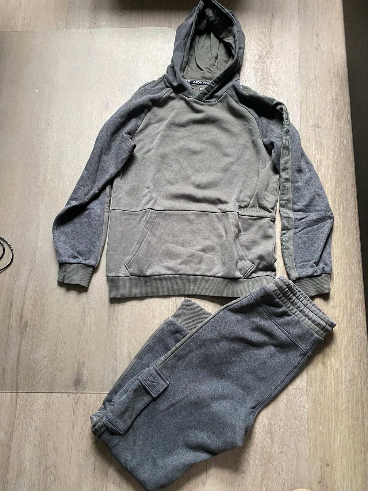 Joggingpak broek met hoodie groen van WE 158/164, Ophalen of Verzenden, Gebruikt, Jongen, Setje