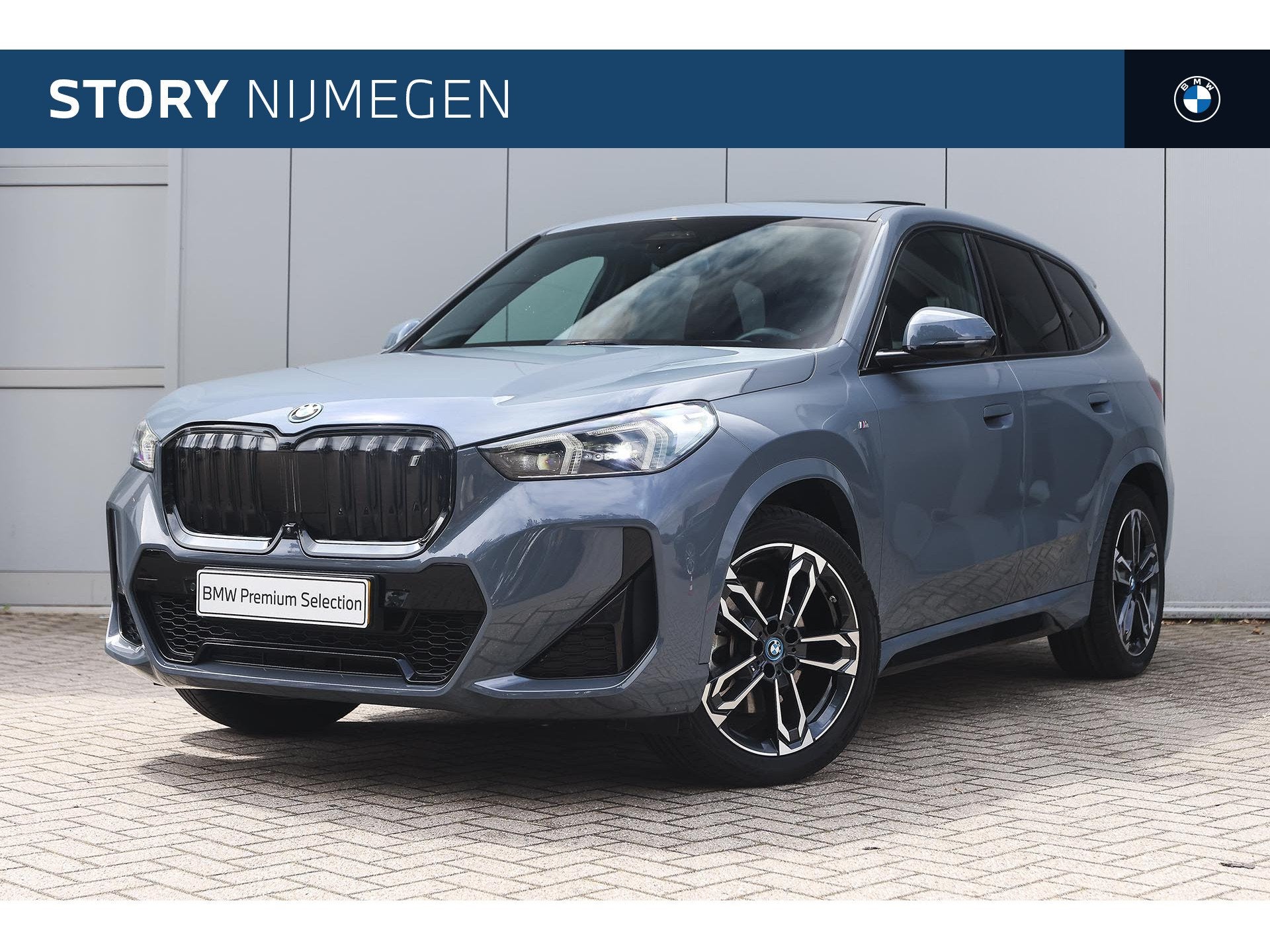 BMW iX1 xDrive30 M Sport / Trekhaak / Panoramadak / Sportsto, Auto's, Gebruikt, Zwart, Met garantie (alle), 24 min