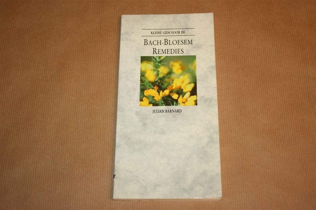 Kleine gids voor de Bach-bloesemremedies, Ophalen of Verzenden, Zo goed als nieuw