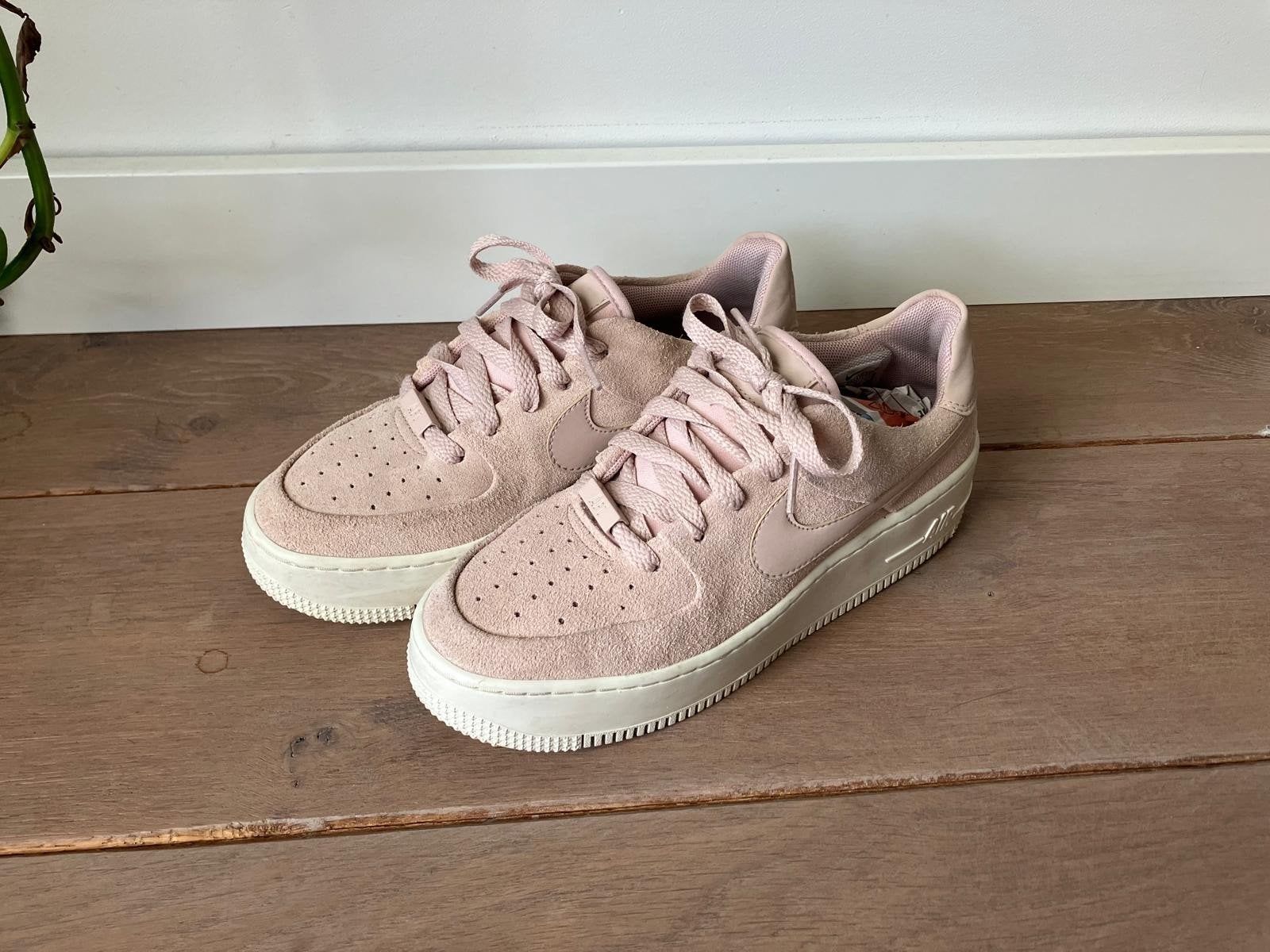 Nike air force 1 Suede plateau maat 38.5, Kleding | Dames, Schoenen, Ophalen of Verzenden, Gedragen, Roze, Sneakers of Gympen