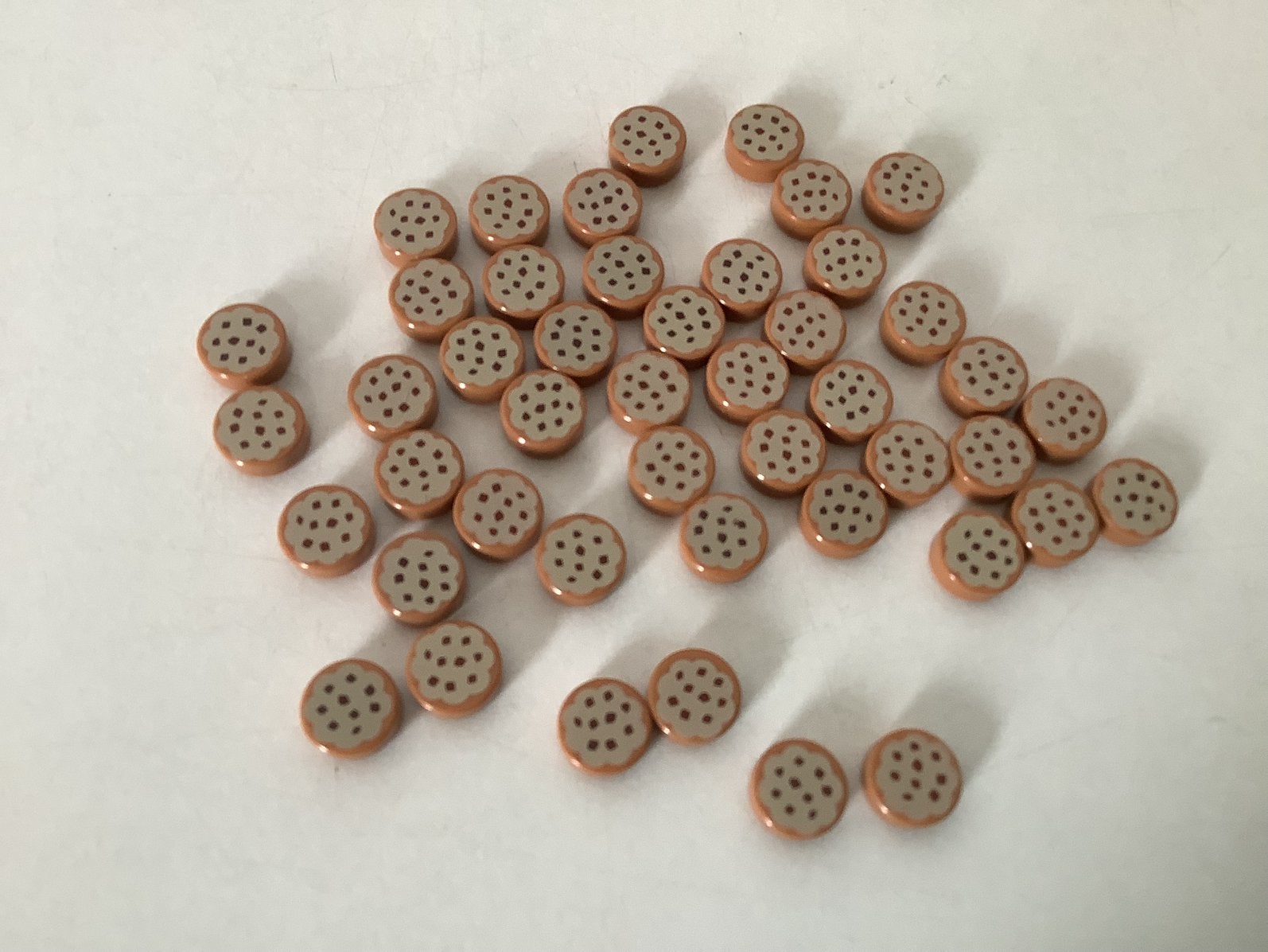 Lego tegel 1x1 rond koekje met glazuur en hagelslag patroon, Ophalen of Verzenden, Gebruikt, Losse stenen, Lego