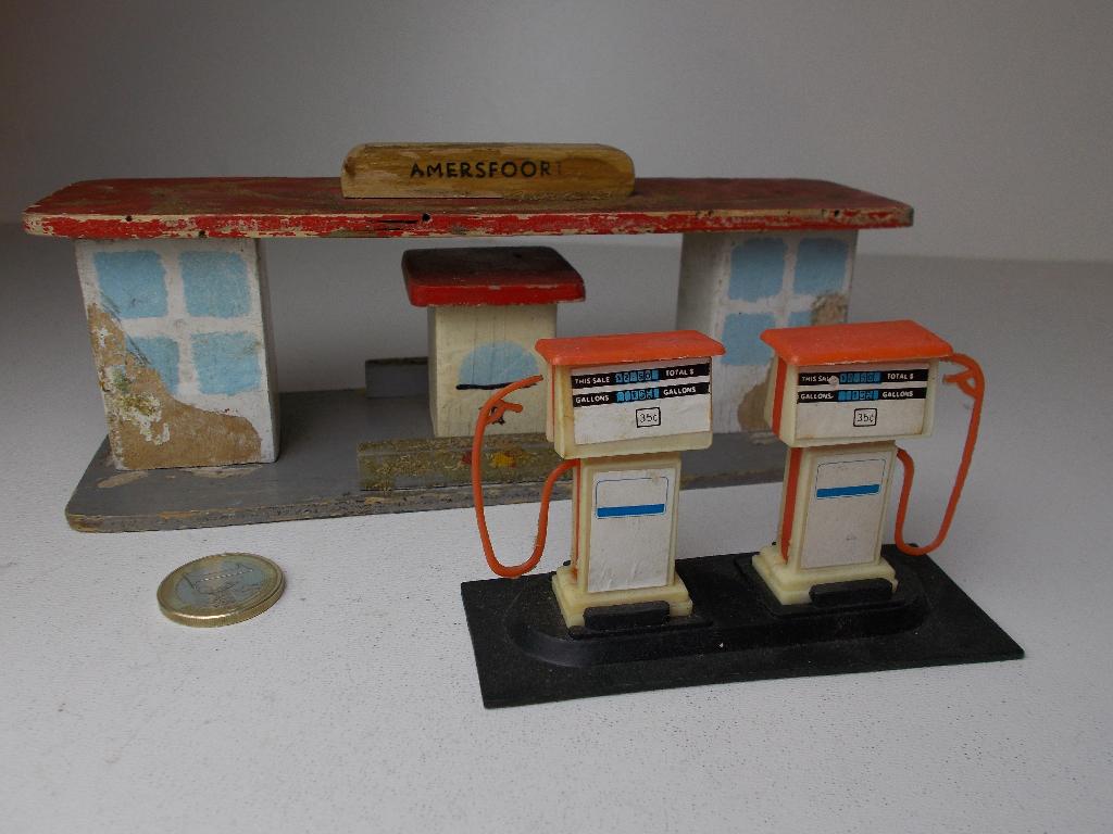 Vintage 2 x BENZINEPOMP (Hout/Plastic) 1 x AMERSFOORT!, Hobby en Vrije tijd, Modelauto's | 1:43, Ophalen of Verzenden, Gebruikt