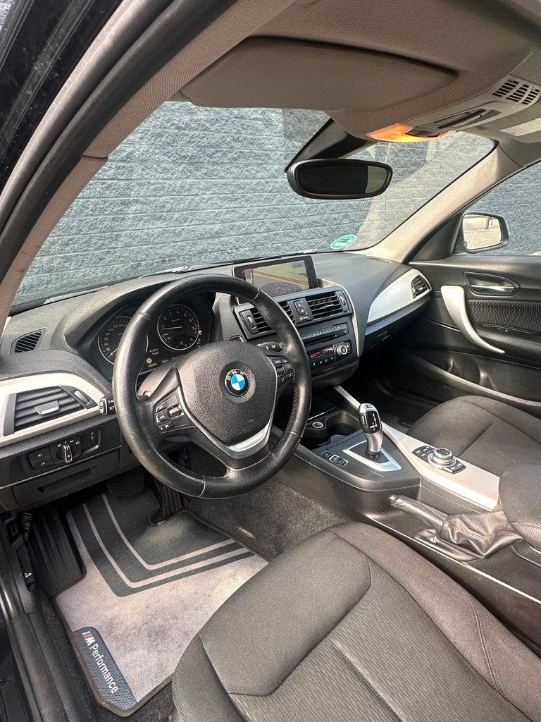 BMW 1-serie 116i automaar/airco/LM/navi/ schuifdak/ sport, Auto's, BMW, Euro 6, 4 cilinders, Zwart, 650 kg