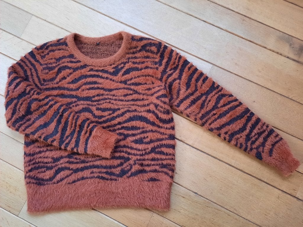 HEMA trui roestbruin zwart zebra streep fluffy maat M, Maat 38/40 (M), Bruin, Ophalen of Verzenden, Zo goed als nieuw