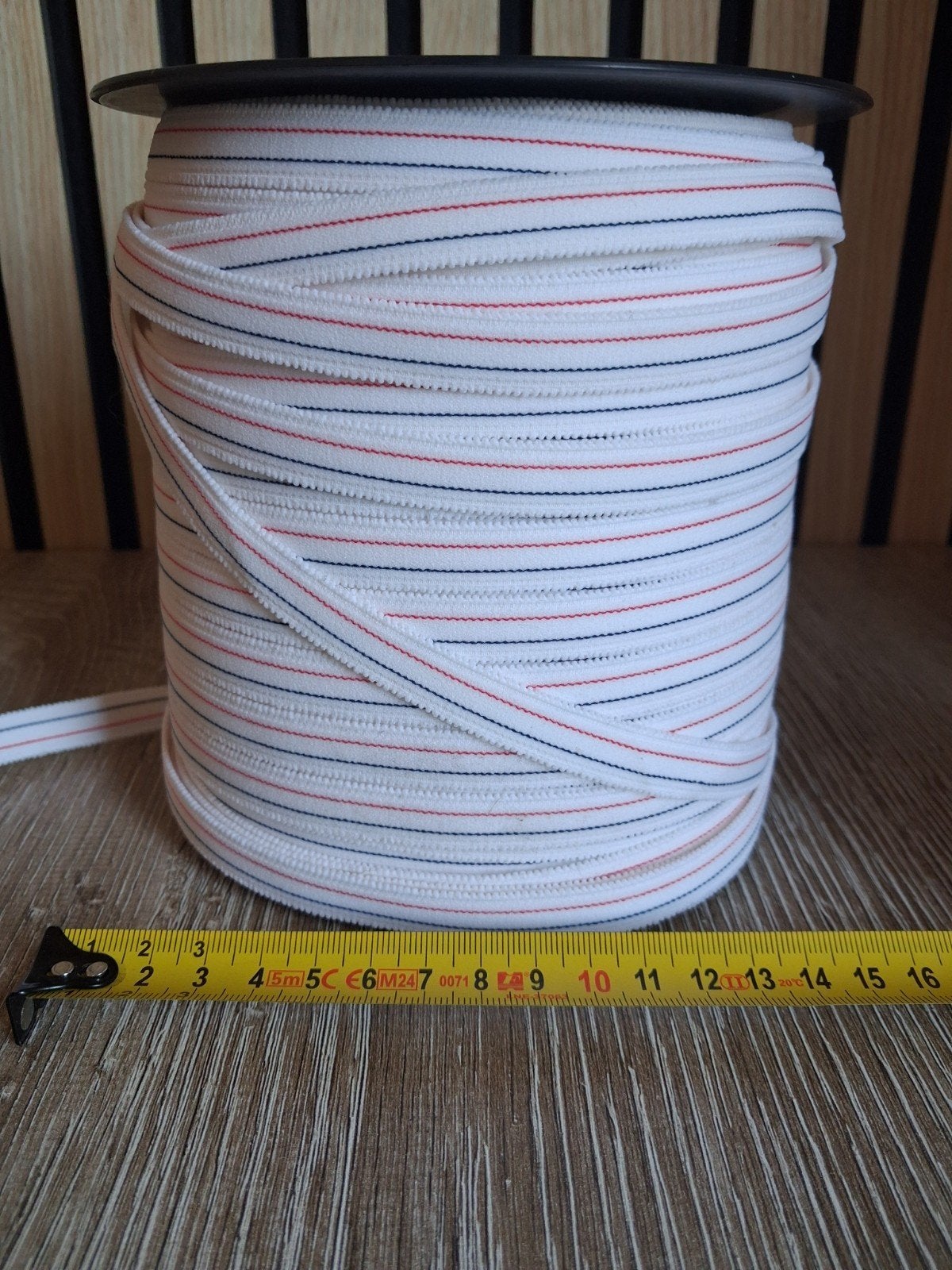 250 meter rol elastiek - Wit met rood/blauwe streep, Ophalen of Verzenden, Nieuw, Lint, Band of Elastiek