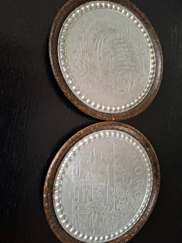 Vintage onderzetters met Noorse motieven (2 stuks), Ophalen of Verzenden, Gebruikt, Glas of Kopje