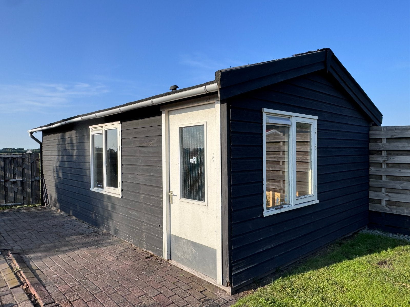 Ruime houten schuur met ramen en deur, Ophalen, Schuur, 2 ramen, 500 cm of meer