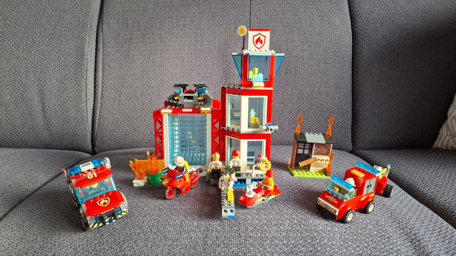 LEGO City Brandweerkazerne en Brandweerwagens (2 sets), Ophalen, Zo goed als nieuw, Overige merken