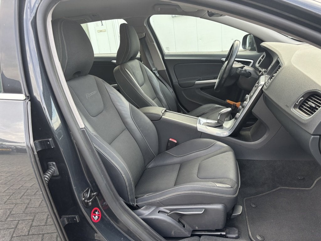 Volvo V60 1.6 T3 R-Design Navi Cruise Bluetooth Parkeersenso, Gebruikt, Zwart, 4 cilinders, 150 pk