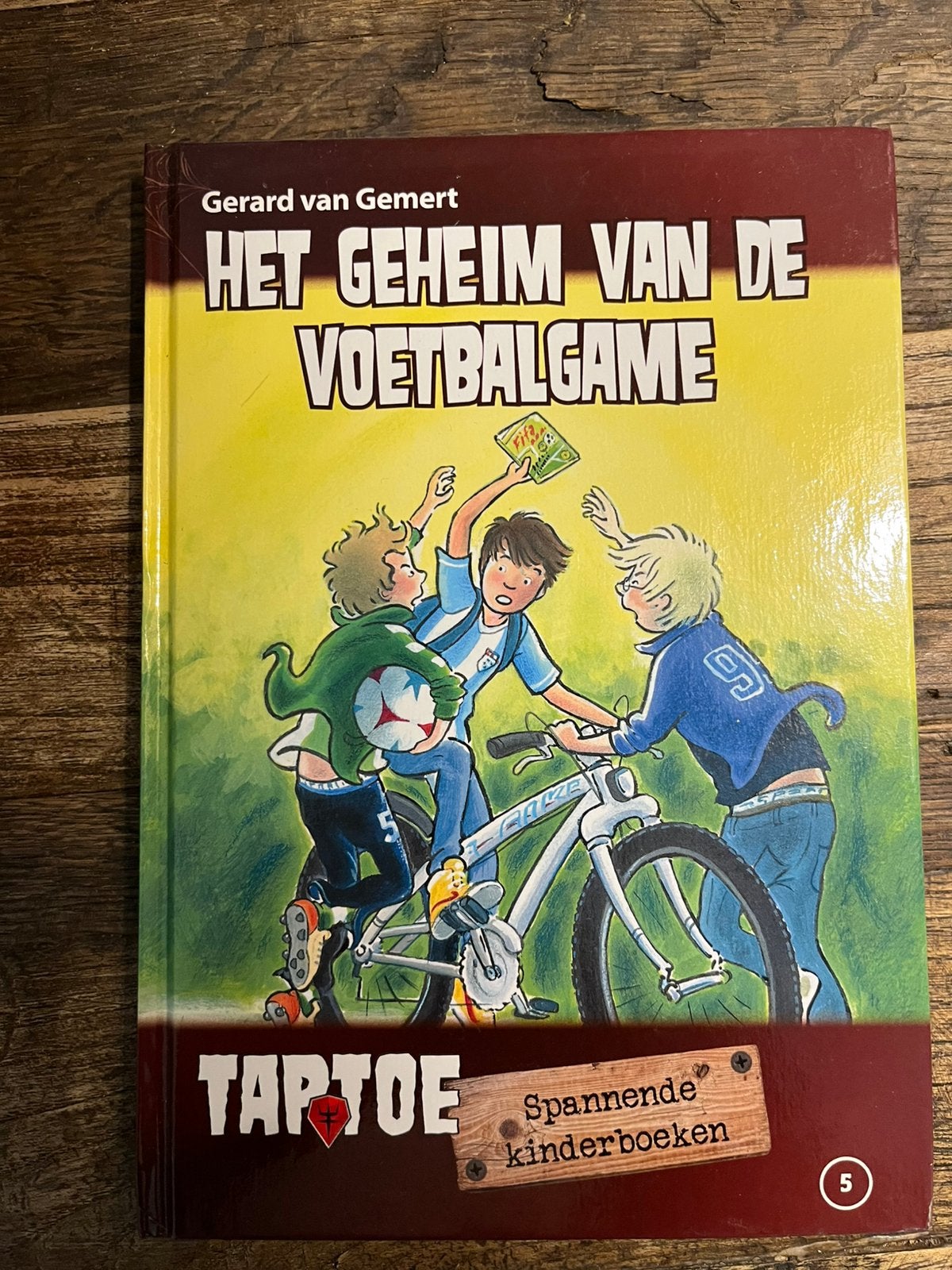 Het Geheim van de Voetbalgame - Gerard van Gemert, Ophalen of Verzenden, Gelezen, Fictie algemeen