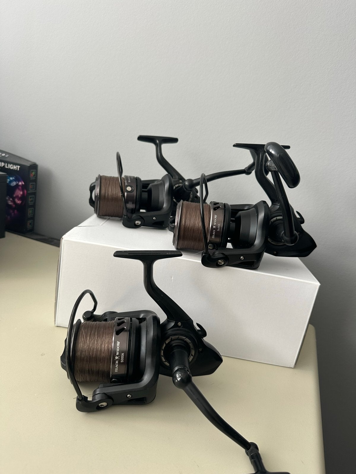 Daiwa Black Widow 5000A Vismolens (set van 3), Ophalen of Verzenden, Zo goed als nieuw, Molen
