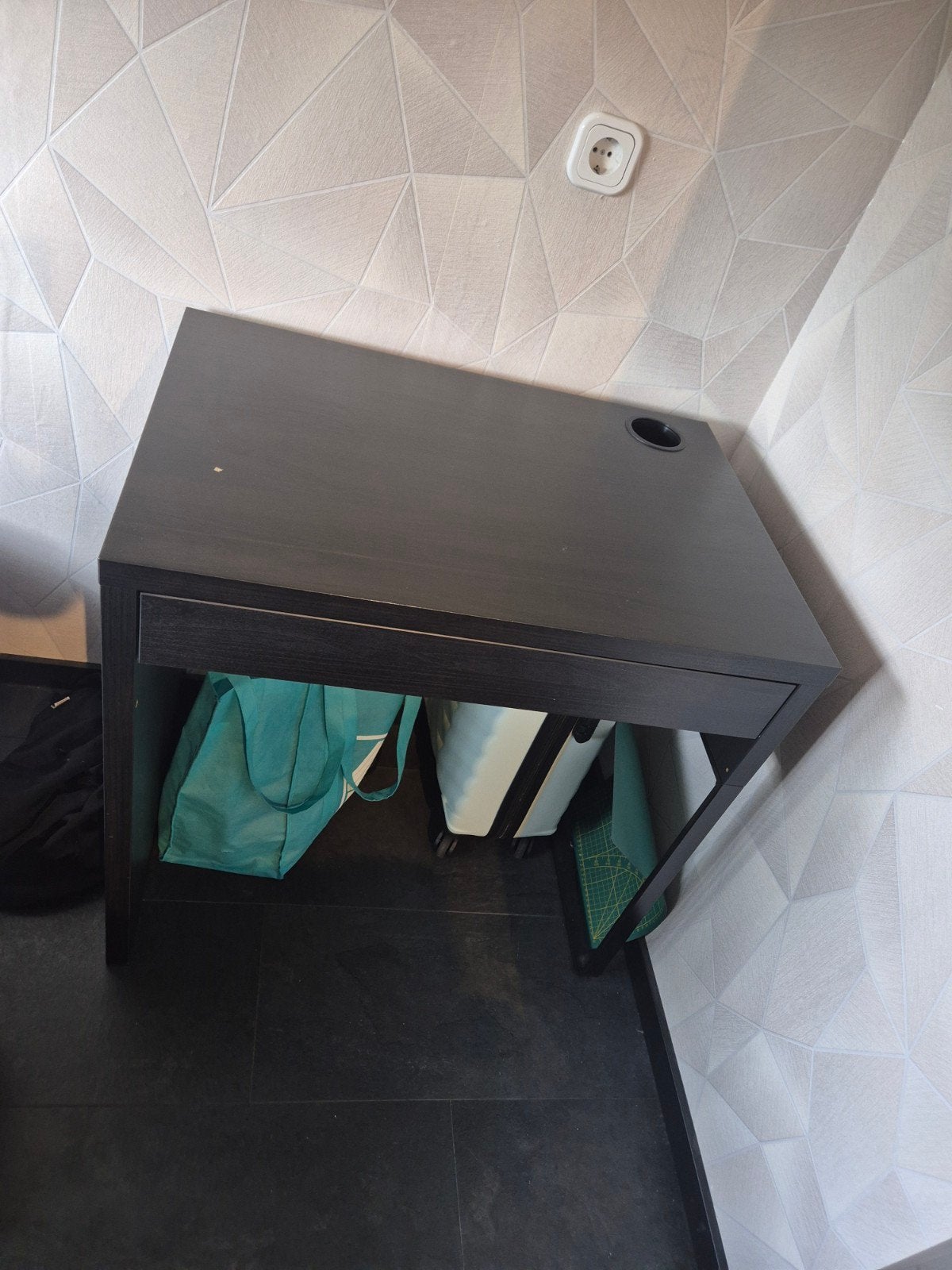 IKEA Micke bureau bruinzwart met lade en snoeropening, Ophalen, Zwart, Gebruikt, Spaanplaat of MDF