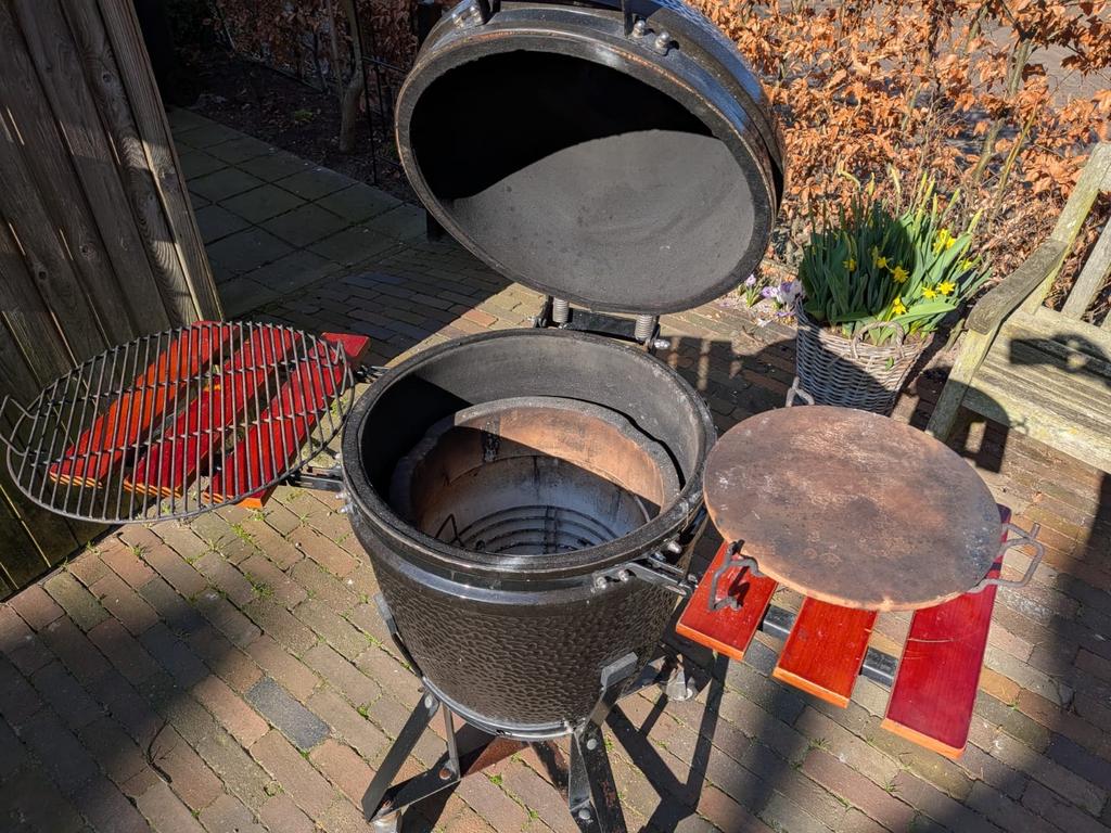 VERKOCHT ONDER VOORBEHOUD -The Bastard Medium Kamado BBQ, Ophalen, Gebruikt