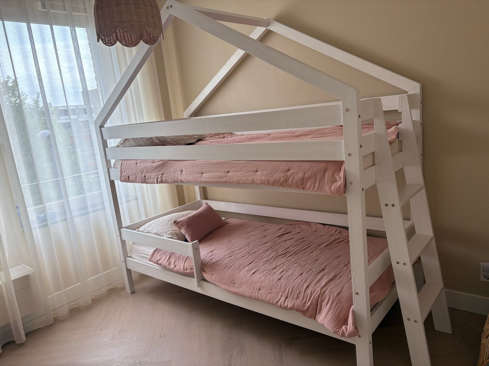 Stapelbed huisje wit met gebruikssporen, Ophalen, Gebruikt, 90 cm, 160 tot 180 cm