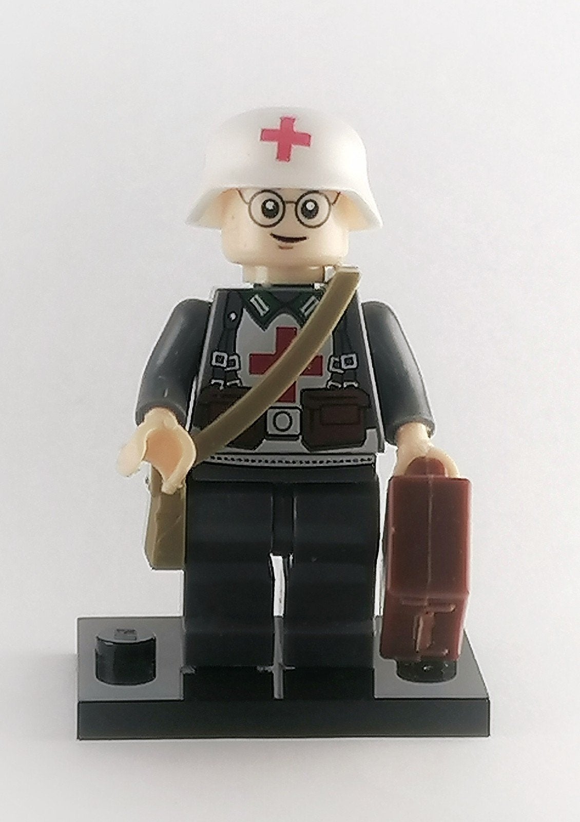 WW2 minifiguur Duitse soldaat Hospik met koffer € 3,50, Ophalen of Verzenden, Zo goed als nieuw