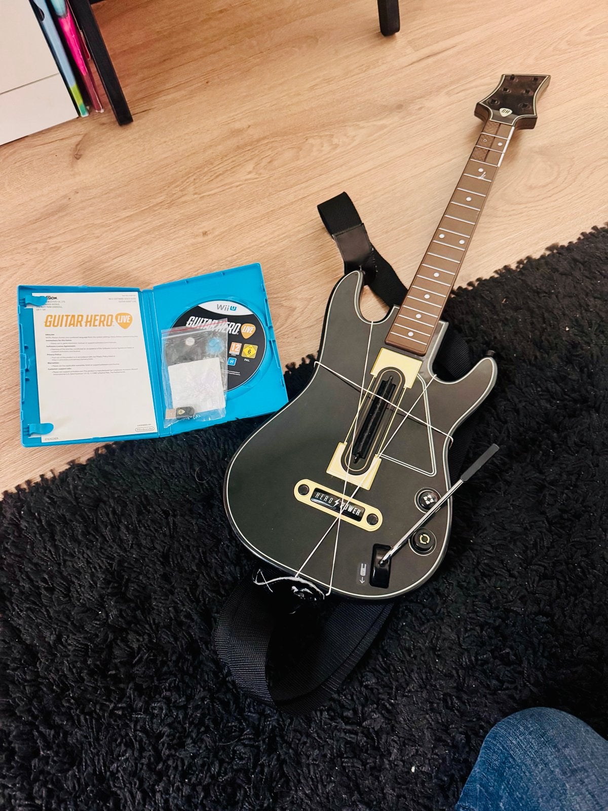 Guitar Hero Live Wii U compleet met gitaar en dongle, Ophalen, Muziek, 1 speler, Eén computer