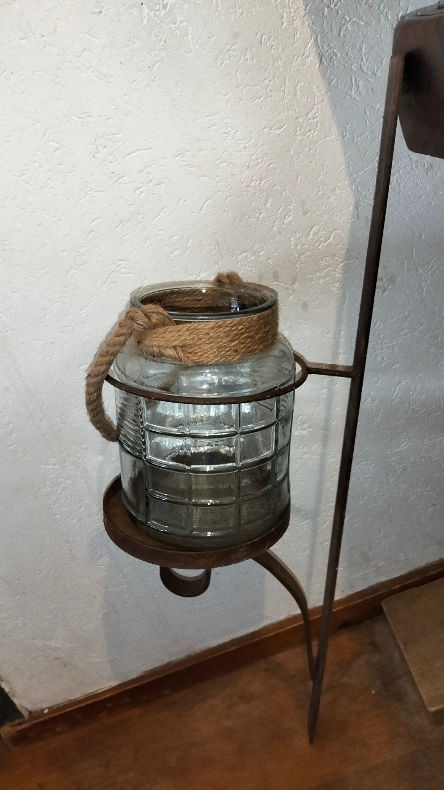 Brocante grote zware wandkandelaar met windlicht, Antiek en Kunst, Ophalen