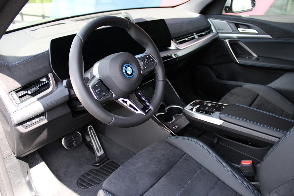 BMW iX2 eDrive20 M Sport / Panoramadak / Trekhaak / Sportsto, Auto's, BMW, IX2, Zwart, Nieuw, SUV of Terreinwagen
