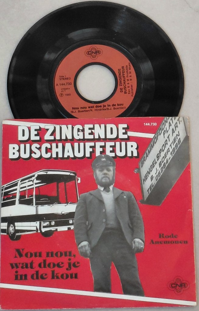 DE ZINGENDE BUSCHAUFFEUR - NOU NOU, WAT DOE JE IN DE KOU, Gebruikt, Fotohoes, 7 inch, Ophalen of Verzenden