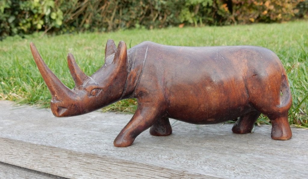 Neushoorn prachtige sculpture  van hout, natuurgetrouw beeld, Antiek en Kunst, Ophalen, Houtsnijwerk, 20 - 50 cm, Hout