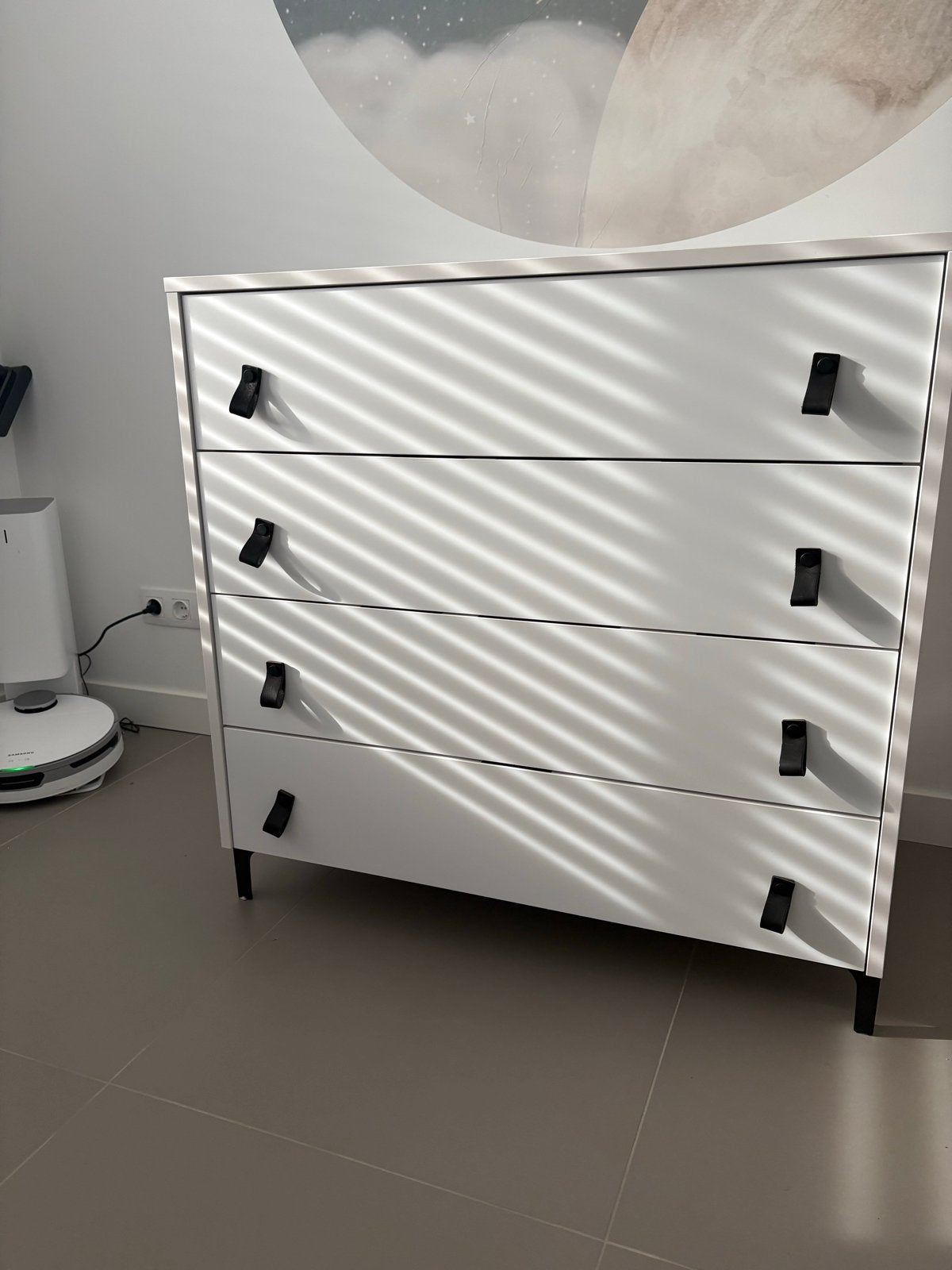 Witte commode met leren handgrepen, Ophalen, Gebruikt, 50 tot 70 cm, 75 tot 100 cm