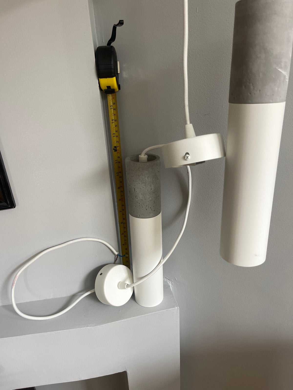 2 design Hanglampen, wit staal, grijs beton (te A’dam), Ophalen of Verzenden, Zo goed als nieuw, Metaal