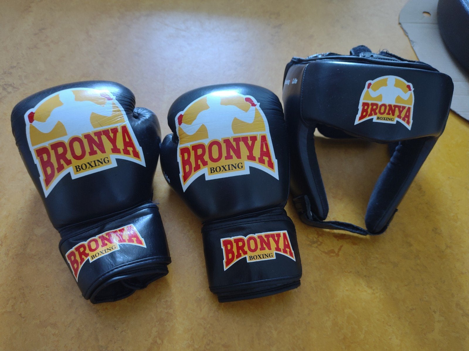 Bronya Boksset: Bokshandschoenen (12 oz) en Bokshelm, Sport en Fitness, Boksen, Ophalen of Verzenden, Bokshandschoenen