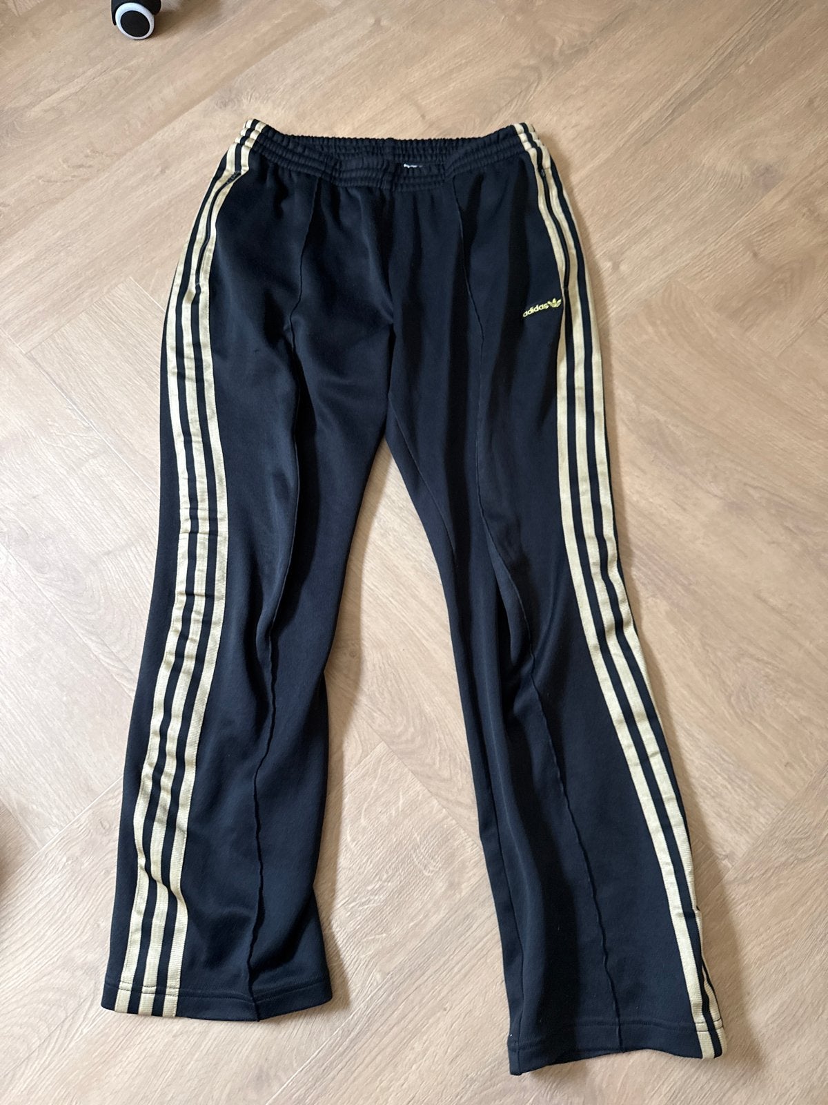 Adidas trainingsbroek zwart met gouden strepen, Kleding | Dames, Sportkleding, Maat 38/40 (M), Zwart, Overige typen, Ophalen of Verzenden