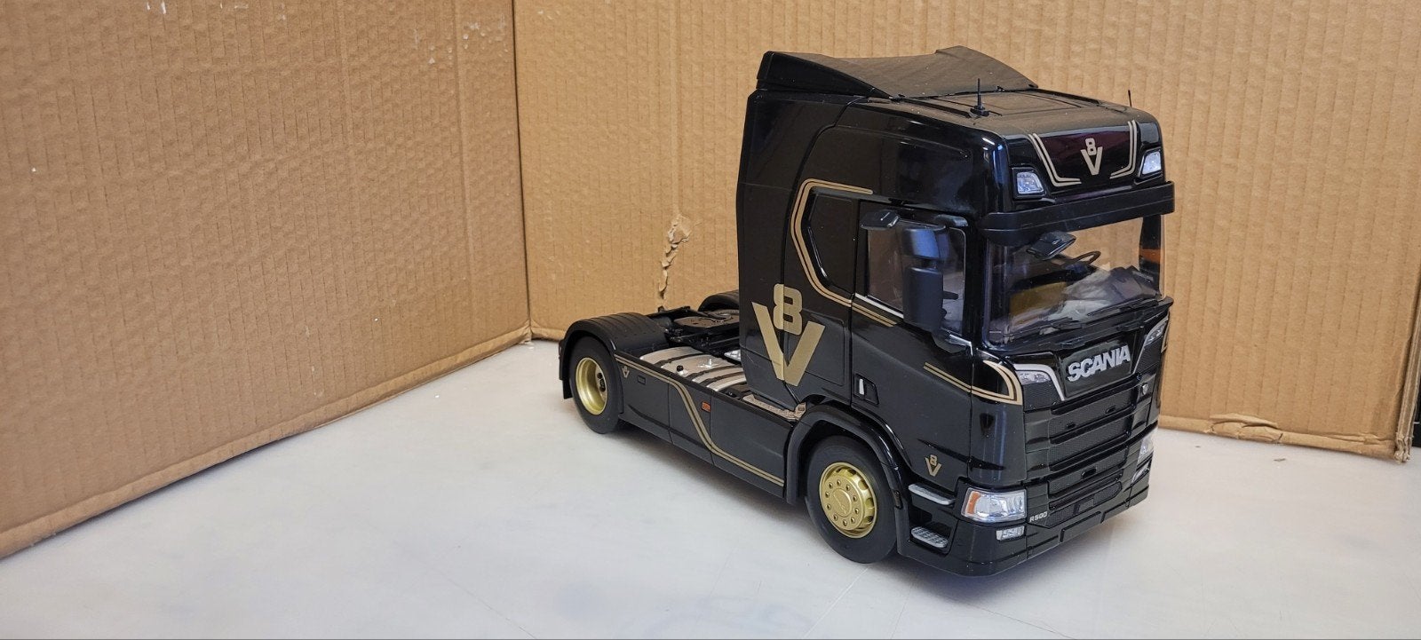 Premium Classixxs Scale R500 V8 zwart, Ophalen of Verzenden, Zo goed als nieuw, Overige typen, Overige merken