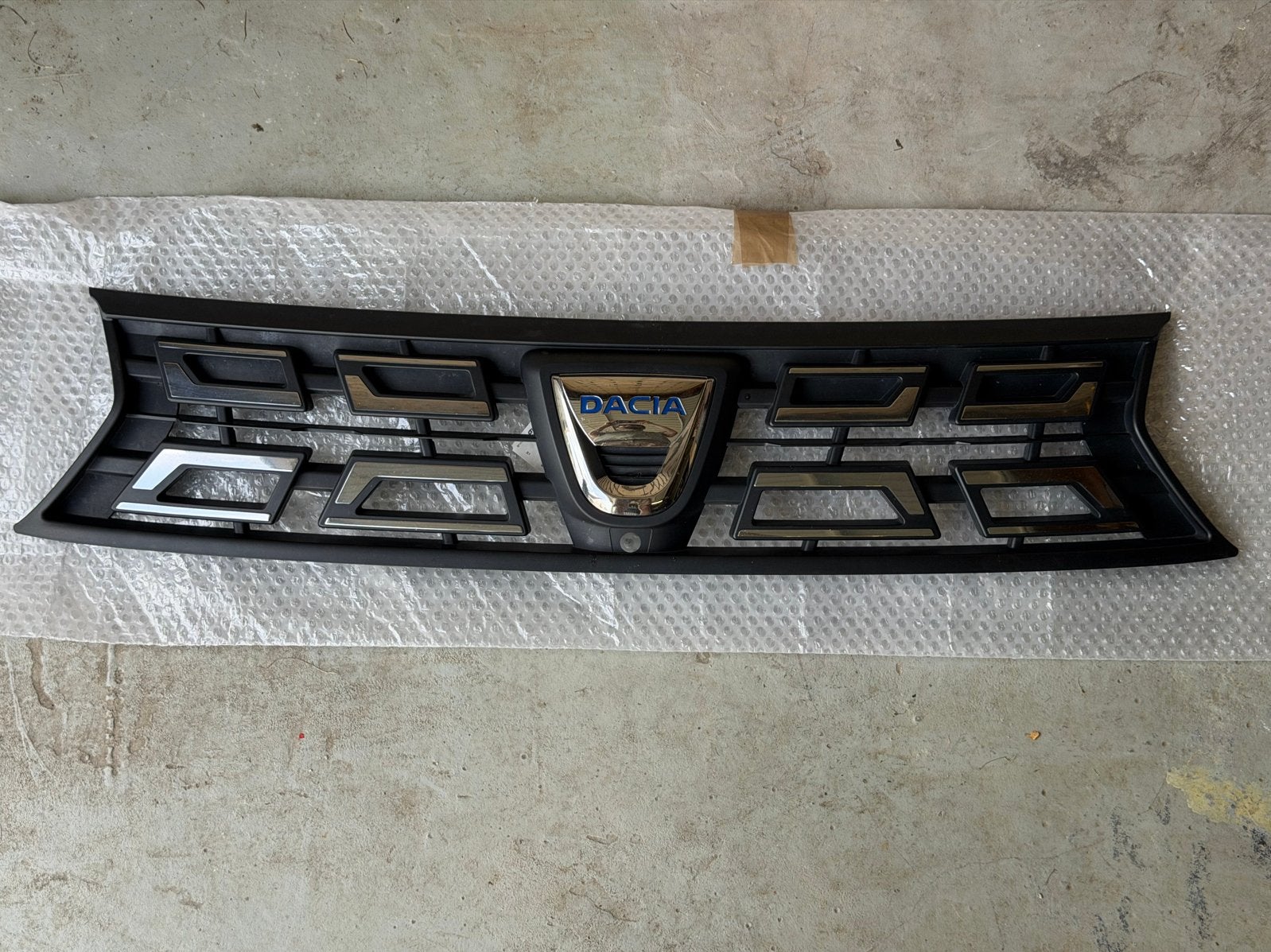 Dacia Duster II grille - Origineel onderdeel, Auto-onderdelen, Dacia, Gebruikt, Voor, Ophalen of Verzenden
