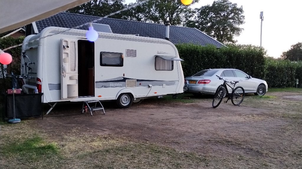 Te koop Hobby 490 KMF, 6- persoons, stapelbed bj. 2013, Dwarsbed, Hobby, Treinzit, Particulier