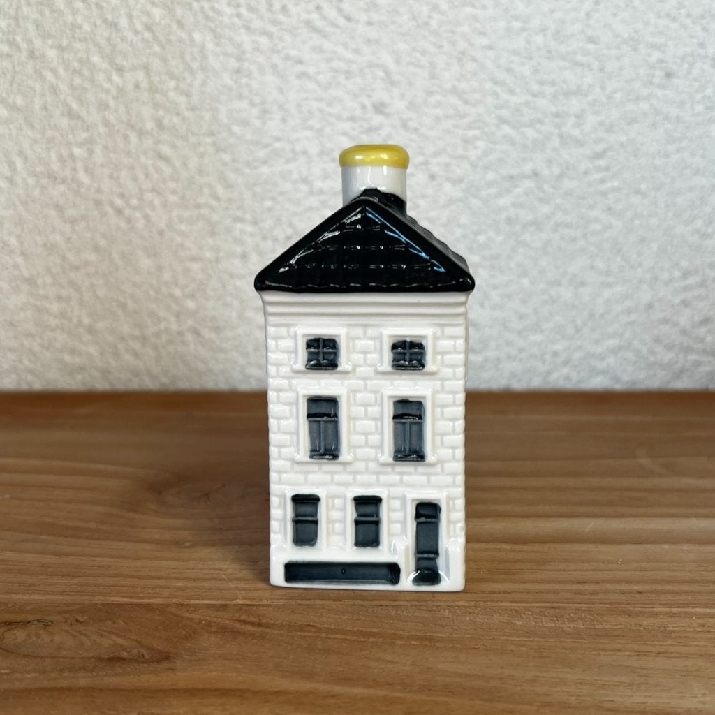 KLM Bols Huisje - 26, 'Mata Hari's liefdesnest', Verzamelen, KLM Huisjes, Ophalen of Verzenden, Zo goed als nieuw, 21 t/m 40, Gevuld