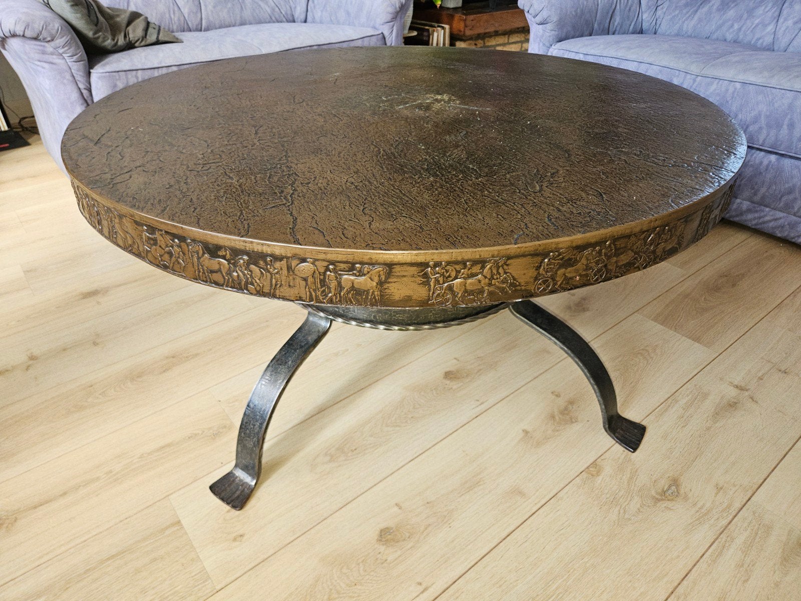 Unieke salontafel met reliëf en smeedijzeren onderst, Ophalen