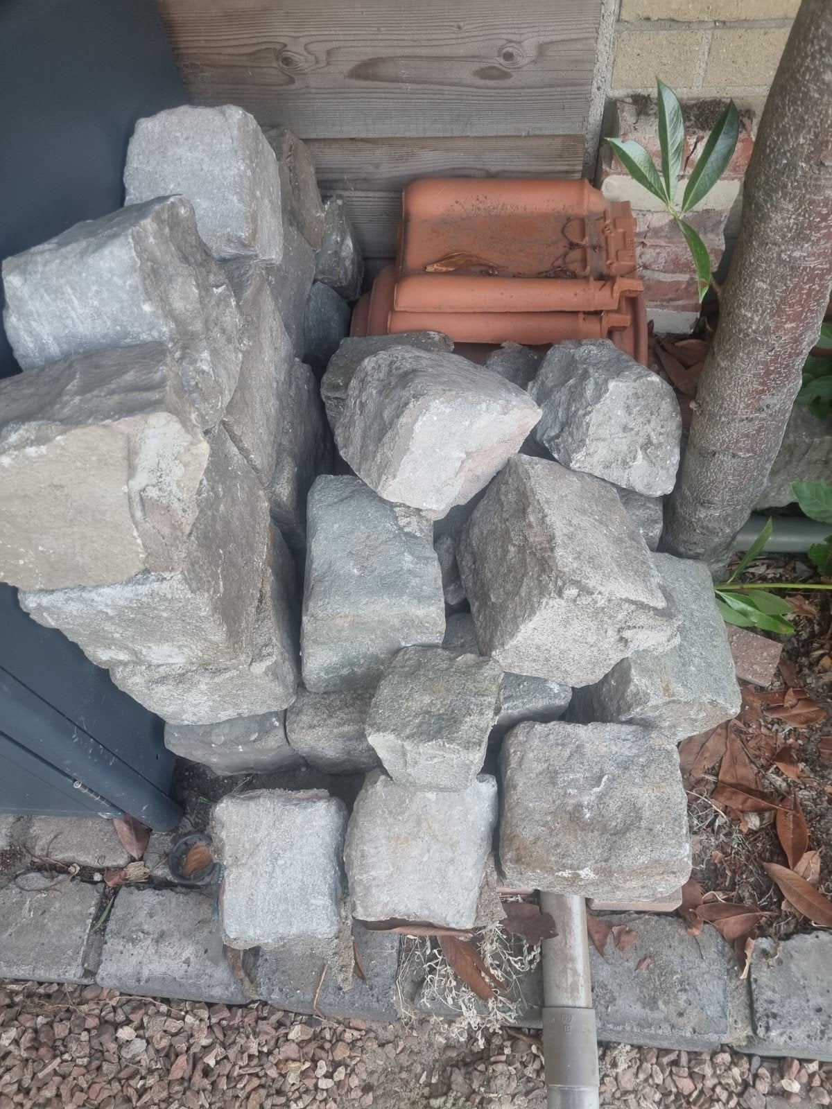 ongeveer 25 gebruikte basalt rotsen/keien, Tuin en Terras, Ophalen, Gebruikt, Graniet, Kei