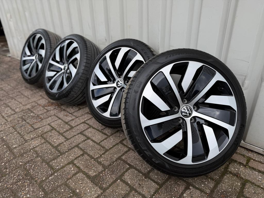 19 inch VW R-Line velgen met Pirelli zomerbanden, Auto-onderdelen, Banden en Velgen, Banden en Velgen, Zomerbanden, Ophalen, 19 inch