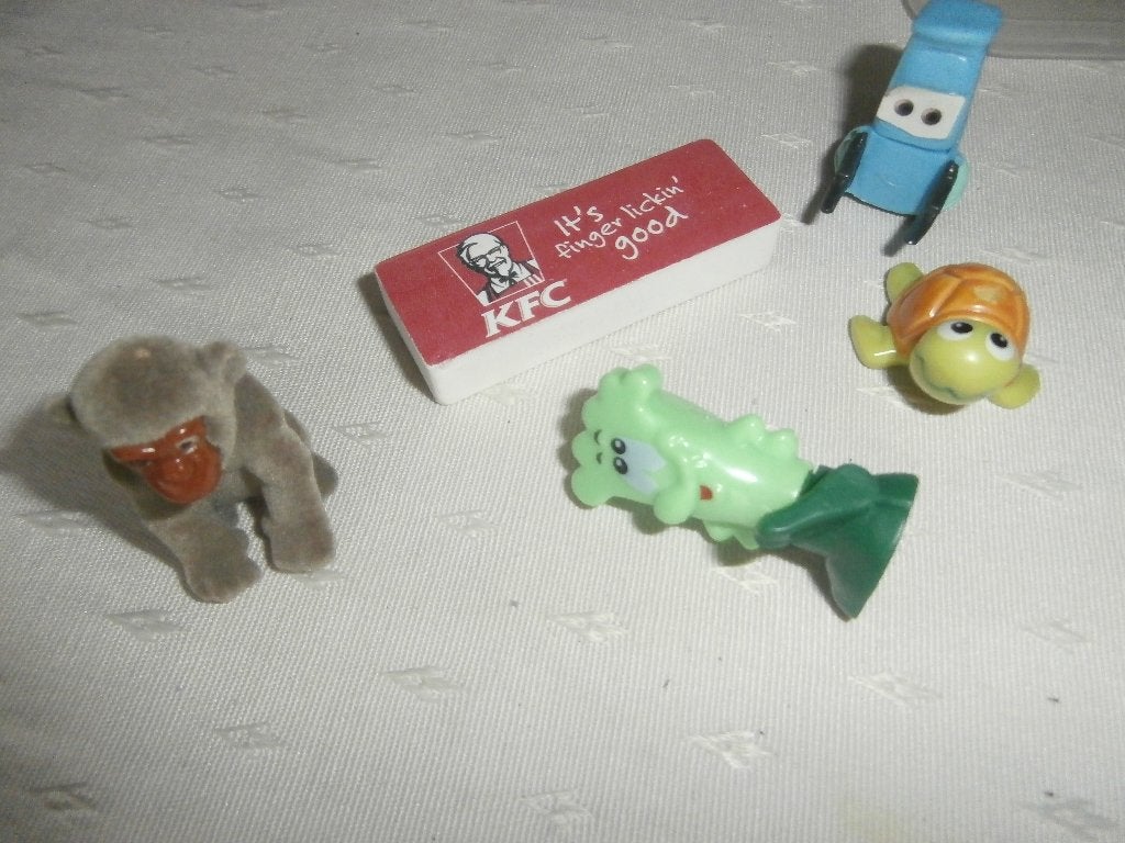 Kleine plastic figuurtje Cars schildpad aap stift gorilla, Ophalen of Verzenden, Zo goed als nieuw