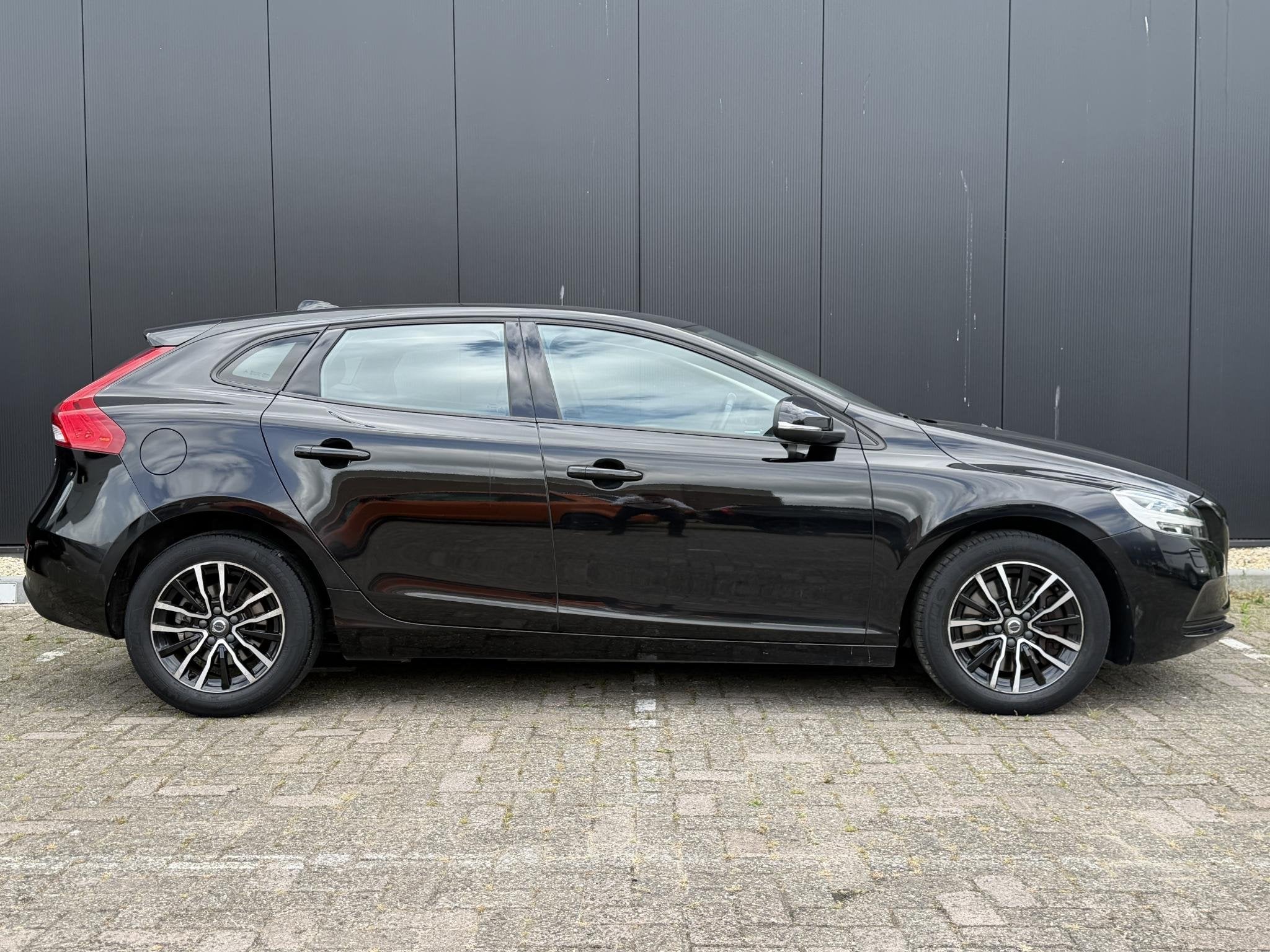 Volvo V40 1.5 T2 Nordic+ Camera / Stoel verwarming / Cruise, Auto's, Volvo, Euro 6, 4 cilinders, 700 kg, Leder en Stof