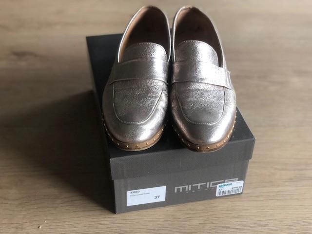 gouden instappers van Mitica mt. 37, Kleding | Dames, Schoenen, Zo goed als nieuw, Instappers, Overige kleuren, Verzenden