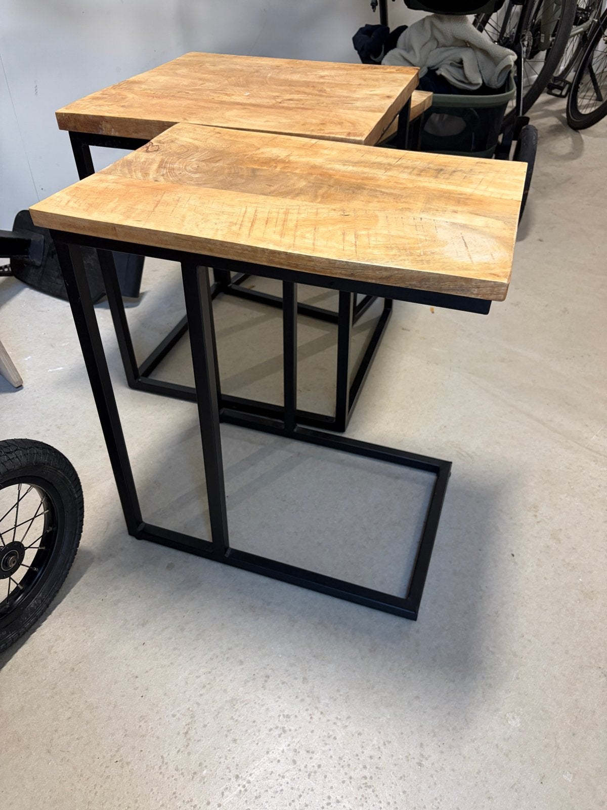 Set van 3 industriële bijzettafels - Mangohout & Metaal, 55 tot 75 cm, Zo goed als nieuw, Rechthoekig, Hout